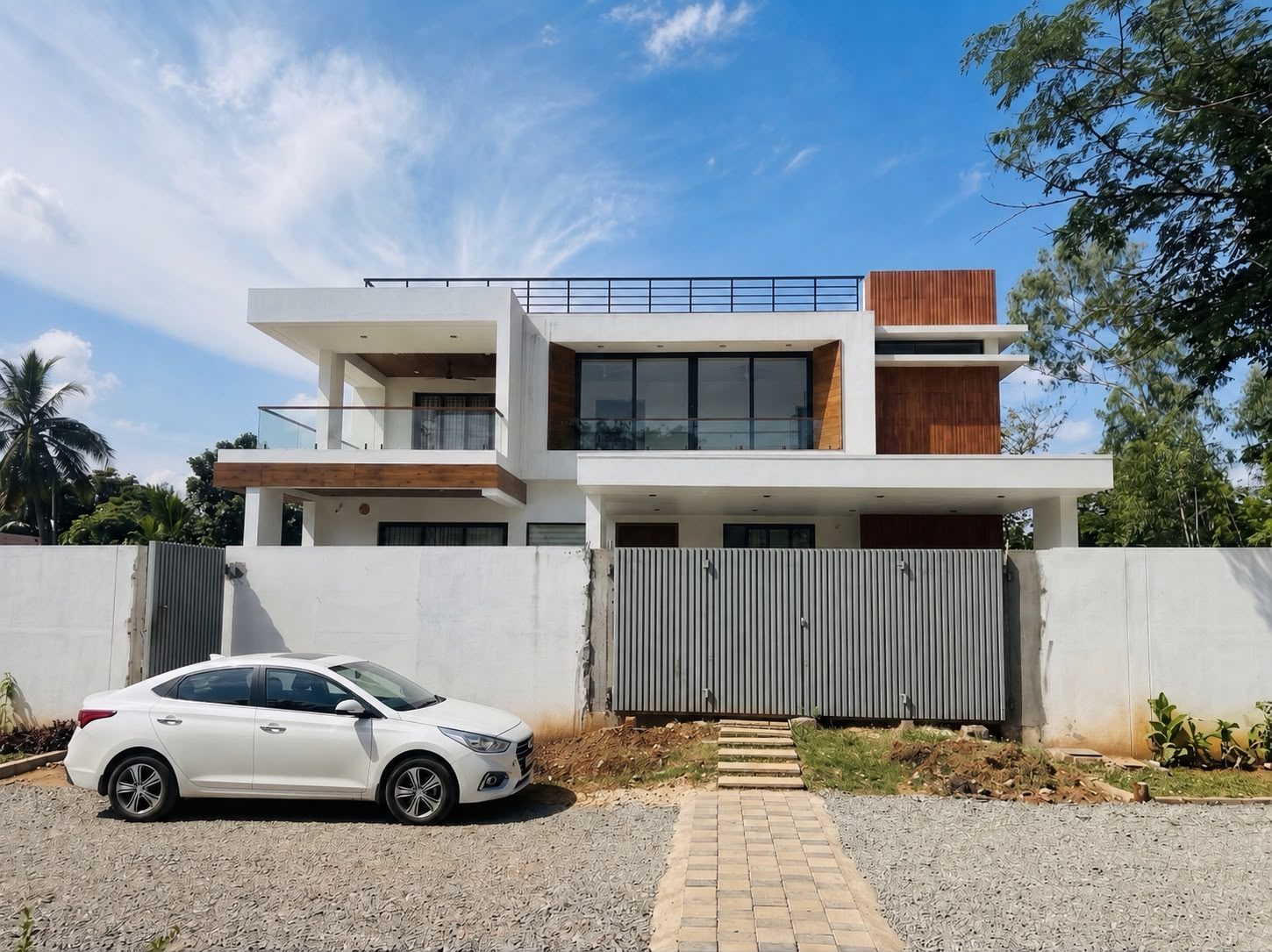 Vijayabaskaran Residence as built, white volumes with teak screens